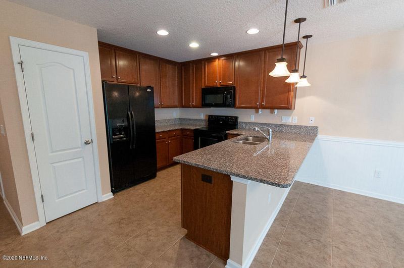 432 Walnut Dr, St Johns, FL 32259