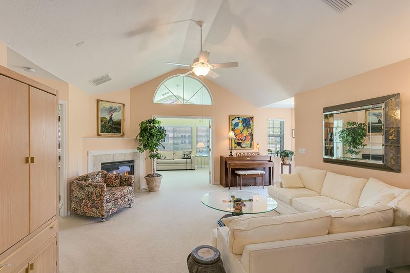 4364 Redtail Hawk Dr, Jacksonville, FL 32257
