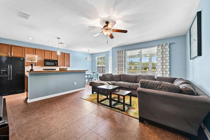 497 Walnut Dr, St Johns, FL 32259