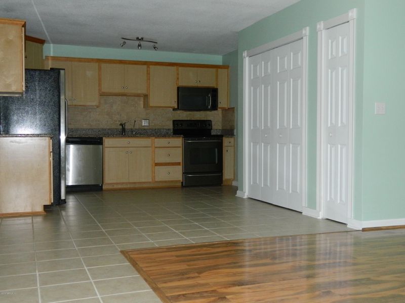 5533 Fargo Dr N, Jacksonville, FL 32207