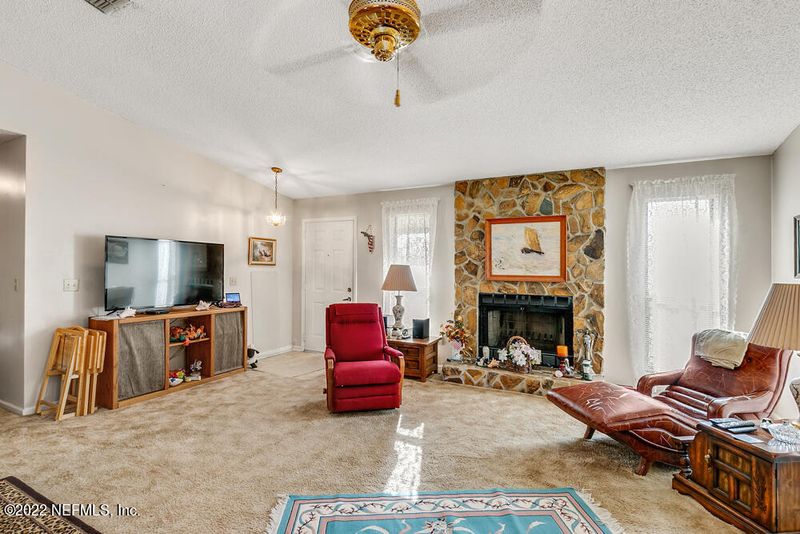 561 Brenda Ln, Jacksonville, FL 32225