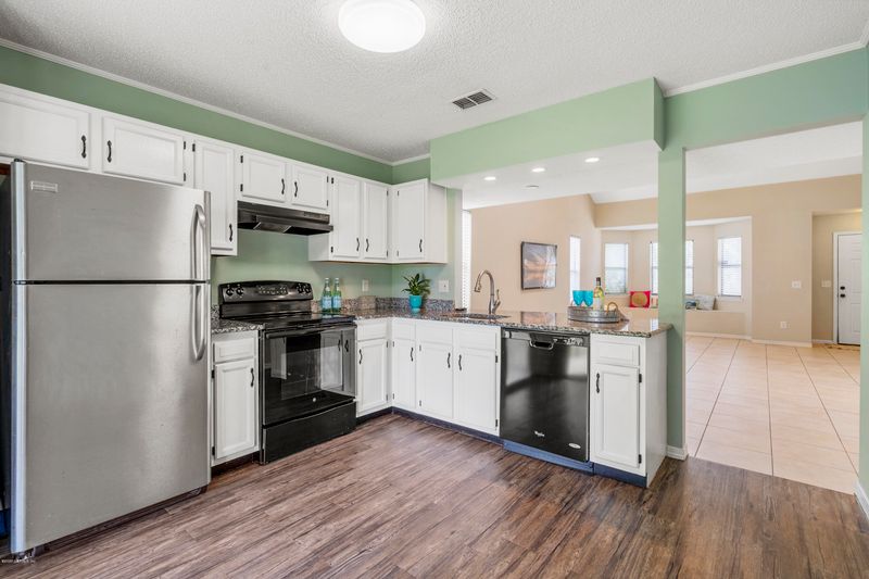 573 11th Ave S, Jacksonville Beach, FL 32250