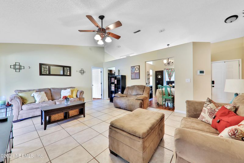 584 Prindle Dr E, Jacksonville, FL 32225