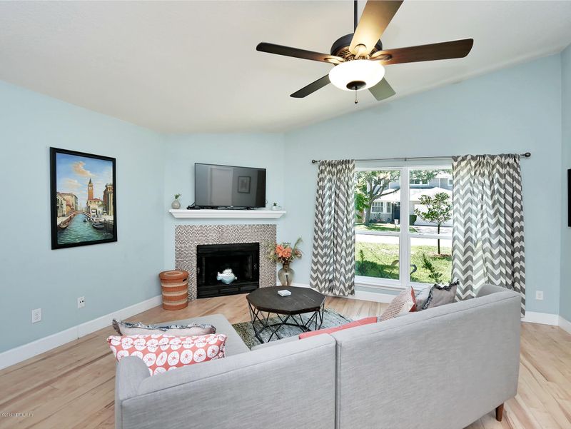 585 7th Ave S, Jacksonville Beach, FL 32250