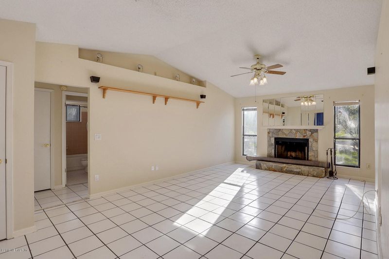 587 Radnor Ln, Jacksonville, FL 32221