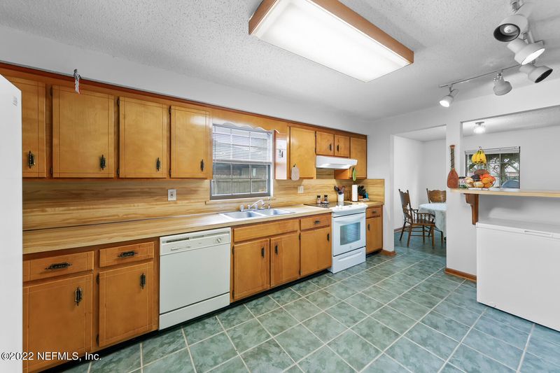 6016 Blank Dr, Jacksonville, FL 32244