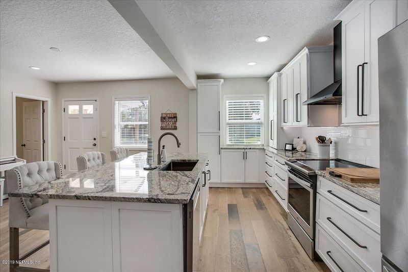 609 Patricia Ln, Jacksonville Beach, FL 32250