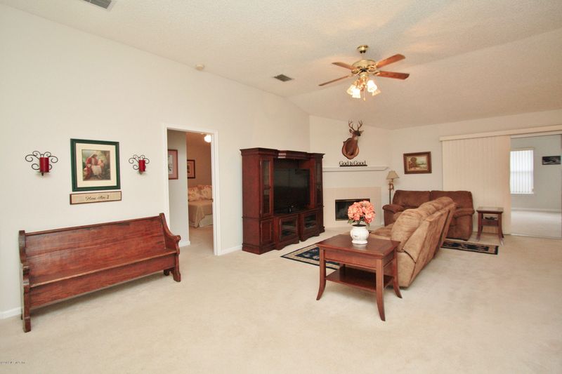 6105 Reflections Ct, Jacksonville, FL 32277