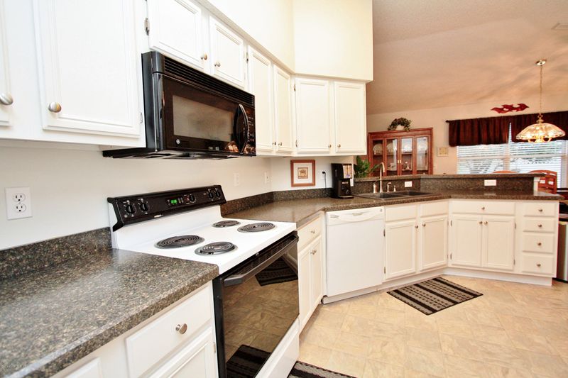 6105 Reflections Ct, Jacksonville, FL 32277