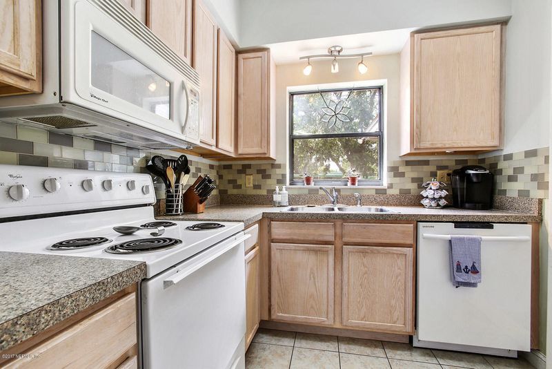 6122 Suwannee Rd, Jacksonville, FL 32217