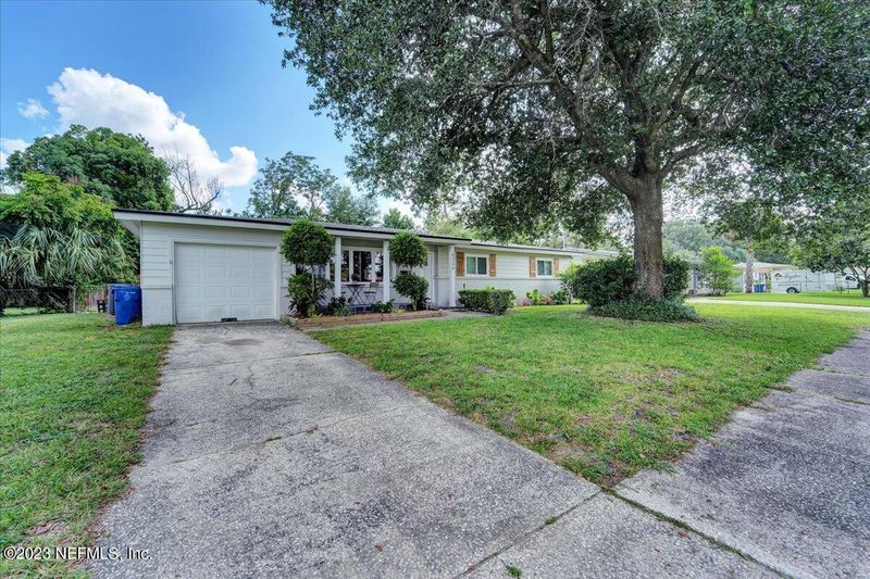 6226 Lenczyk Dr, Jacksonville, FL 32277