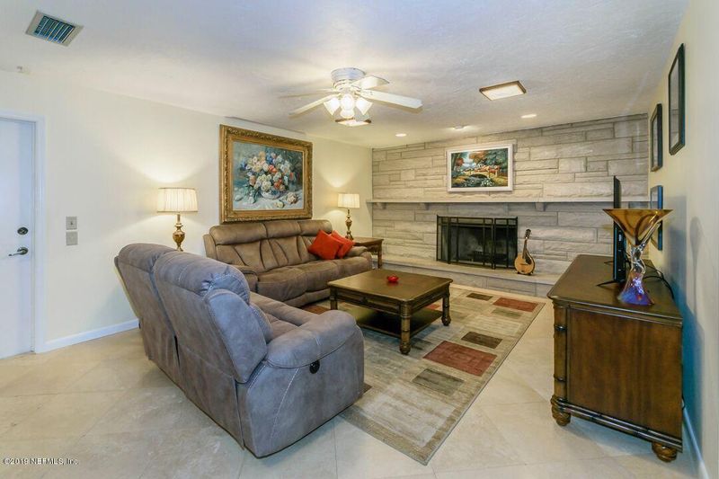 6418 Whispering Oaks Dr, Jacksonville, FL 32277