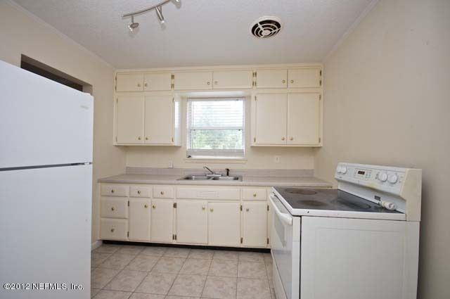 6421 Shady Oak Dr, Jacksonville, FL 32277
