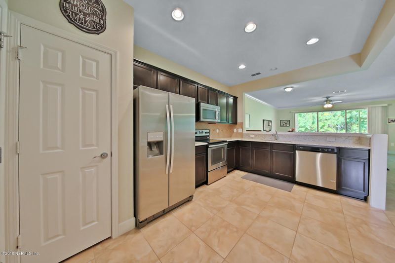 6861 Roundleaf Dr, Jacksonville, FL 32258