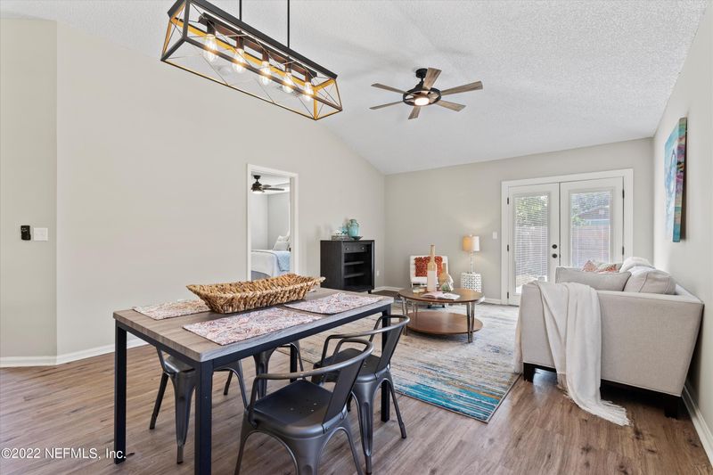 70 W 7th St, Atlantic Beach, FL 32233