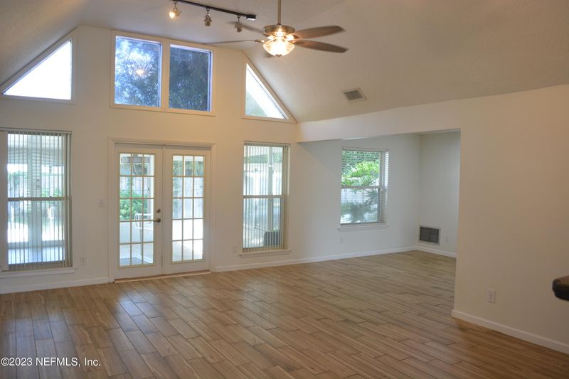 7007 Holiday Hill Ct, Jacksonville, FL 32216