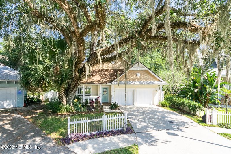 711 Paradise Ln, Atlantic Beach, FL 32233