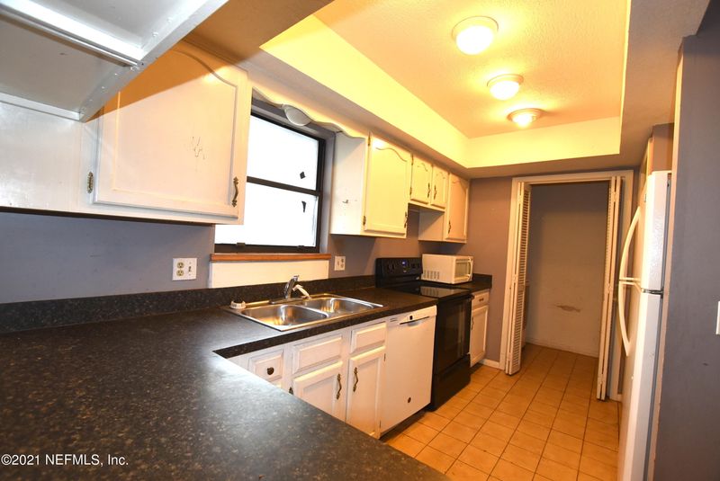 7220 Holiday Hill Ct, Jacksonville, FL 32216