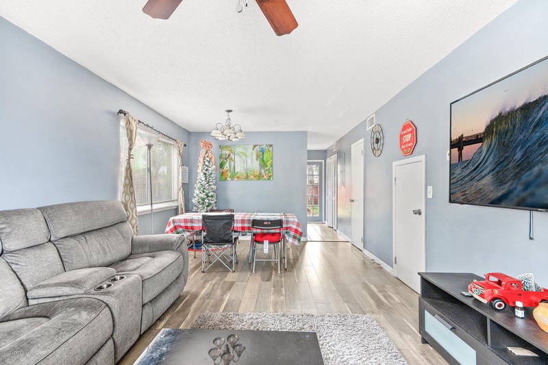 73 W 8th St, Atlantic Beach, FL 32233