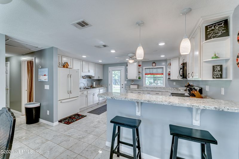 7633 Vale Dr, Jacksonville, FL 32221