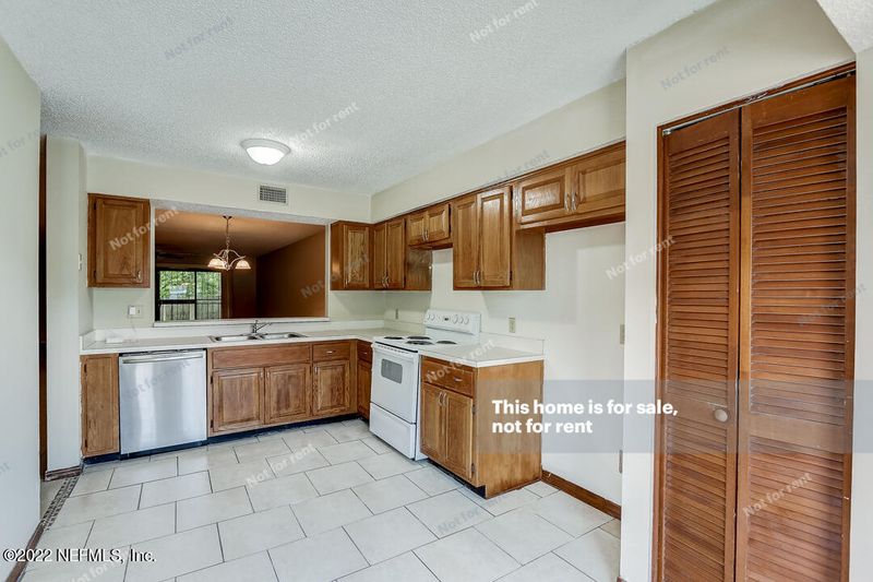7676 Melissa Ct N, Jacksonville, FL 32210