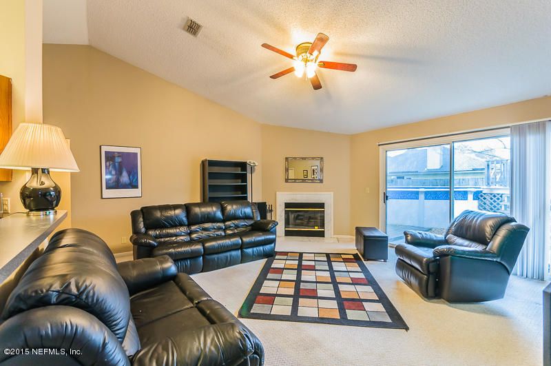 796 Hickory Lakes Dr E, Jacksonville, FL 32225