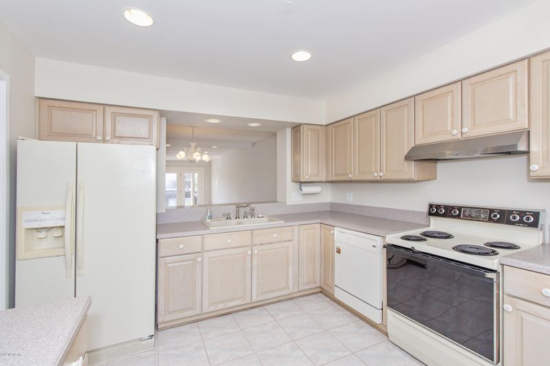 7968 Los Robles Ct, Jacksonville, FL 32256
