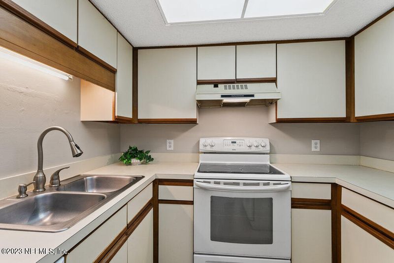 802 Americas Cup Cir W, Jacksonville, FL 32233