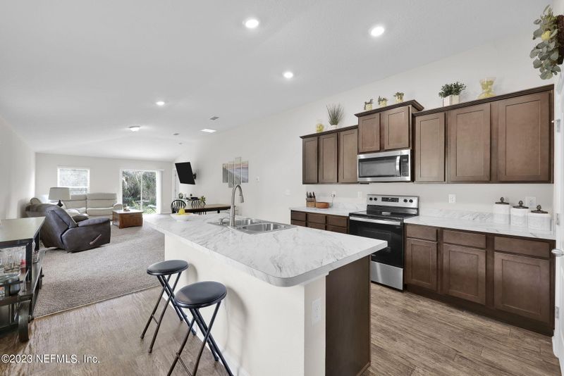 8117 Meadow Walk Ln, Jacksonville, FL 32256