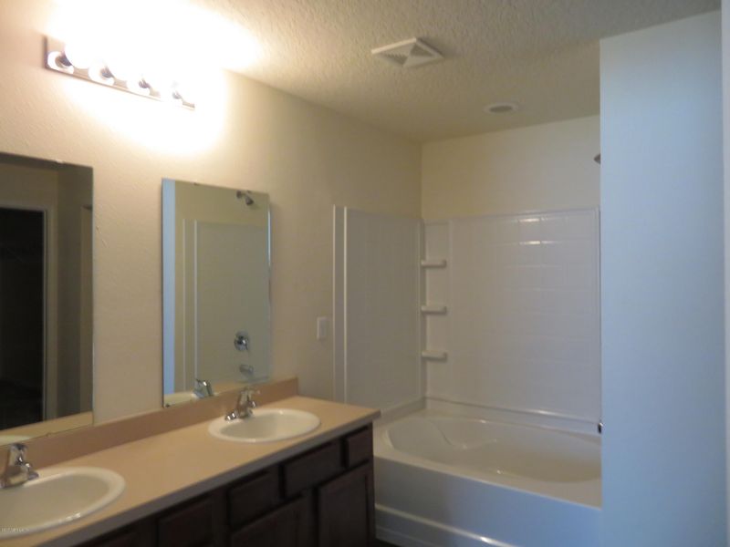 8119 Brothers Walk Ln, Jacksonville, FL 32277