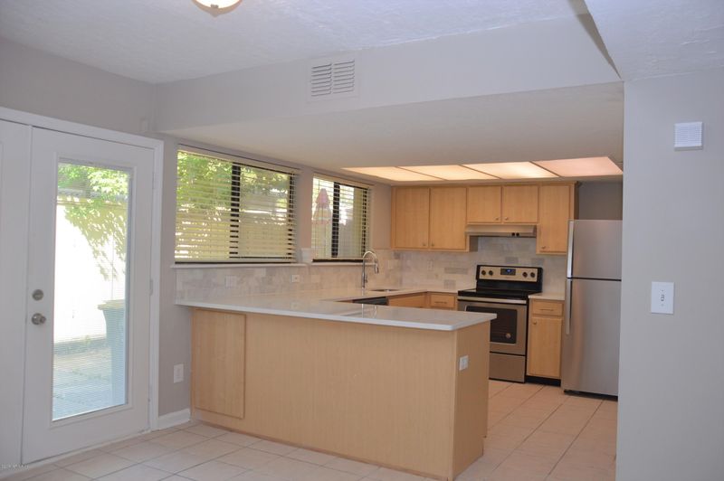 8148 Sutton Pl E, Jacksonville, FL 32217