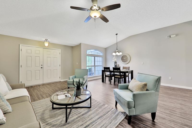 8203 Stelling Dr, Jacksonville, FL 32244