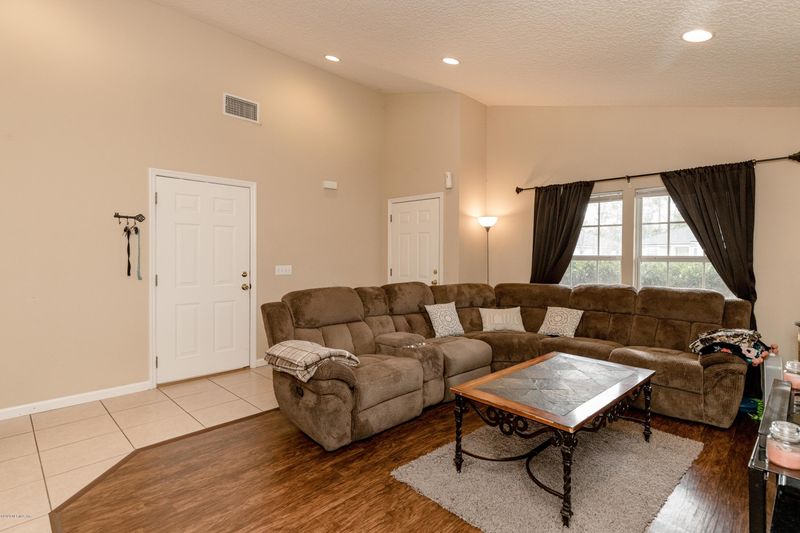 8211 Maple St, Jacksonville, FL 32244