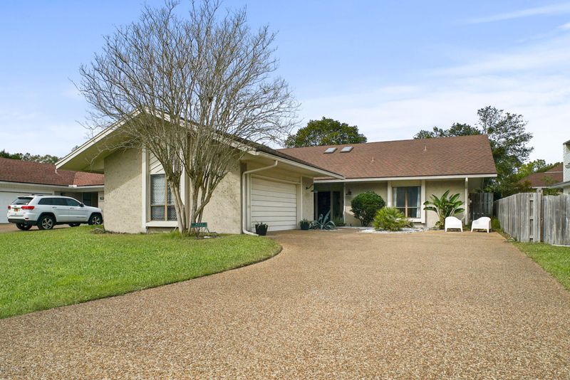 8232 Gardenview Ct, Jacksonville, FL 32256