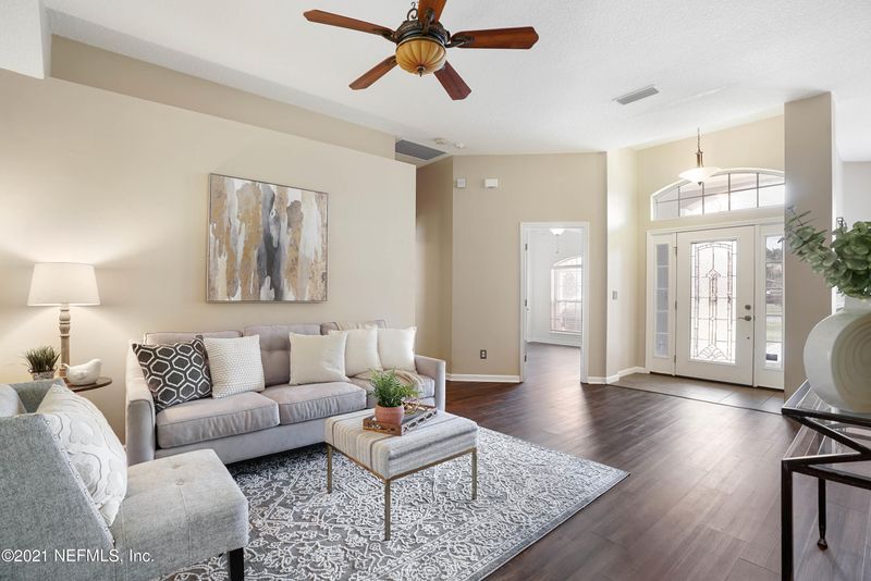 824 Reflection Cove Rd E, Jacksonville, FL 32218