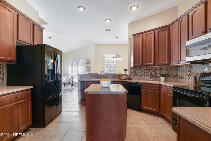 824 Reflection Cove Rd E, Jacksonville, FL 32218