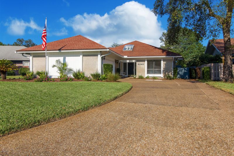8240 Garden View Ct, Jacksonville, FL 32256
