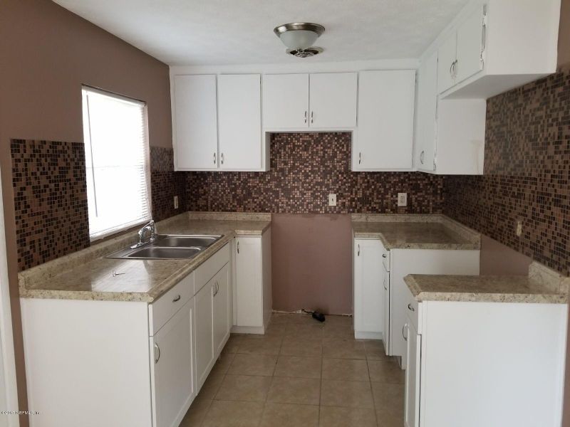 827 Green Knoll Dr, Jacksonville, FL 32221