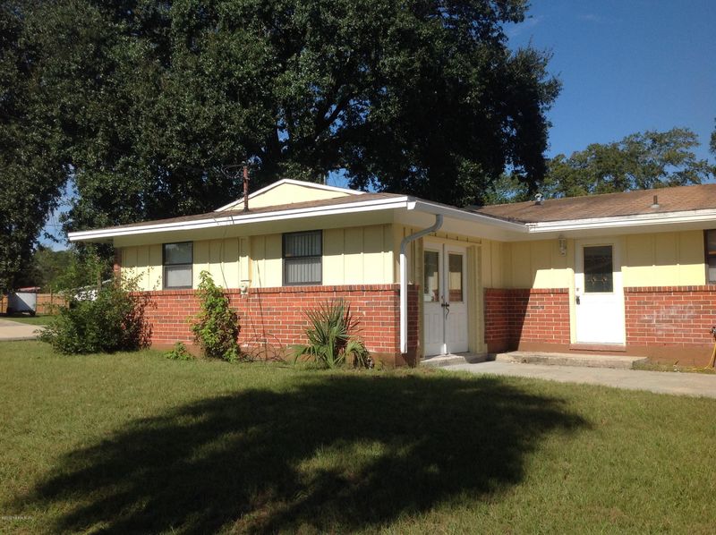 8321 Red Holly Ln, Jacksonville, FL 32221