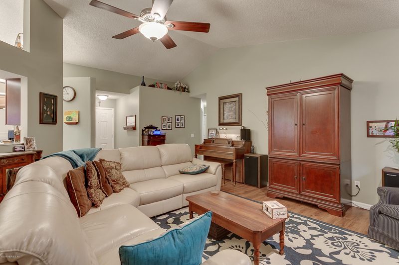 8353 Rockridge Dr, Jacksonville, FL 32244