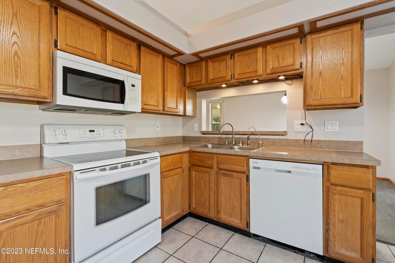 8408 Rockridge Dr, Jacksonville, FL 32244