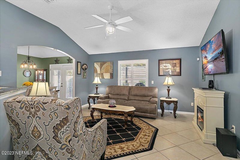 8429 Stelling Dr S, Jacksonville, FL 32244