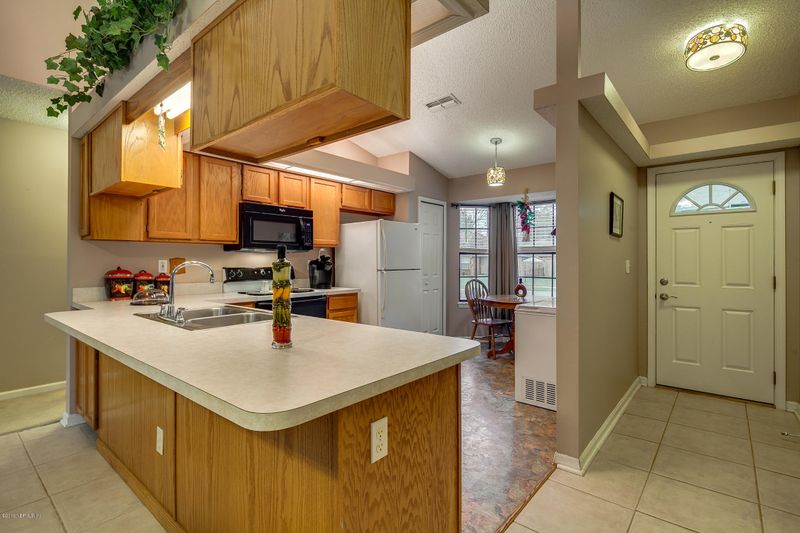 8491 Starbrite Ct, Jacksonville, FL 32210