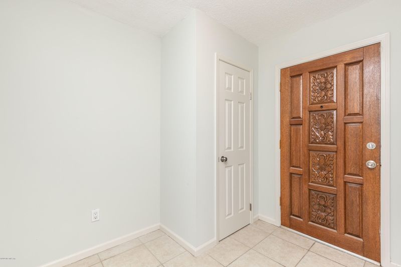 8515 Blackberry Ln E, Jacksonville, FL 32244
