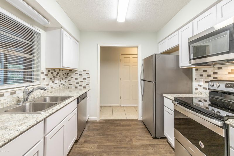 8515 Blackberry Ln E, Jacksonville, FL 32244