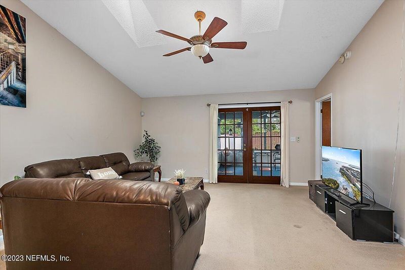 8697 Pinevalley Ln, Jacksonville, FL 32244