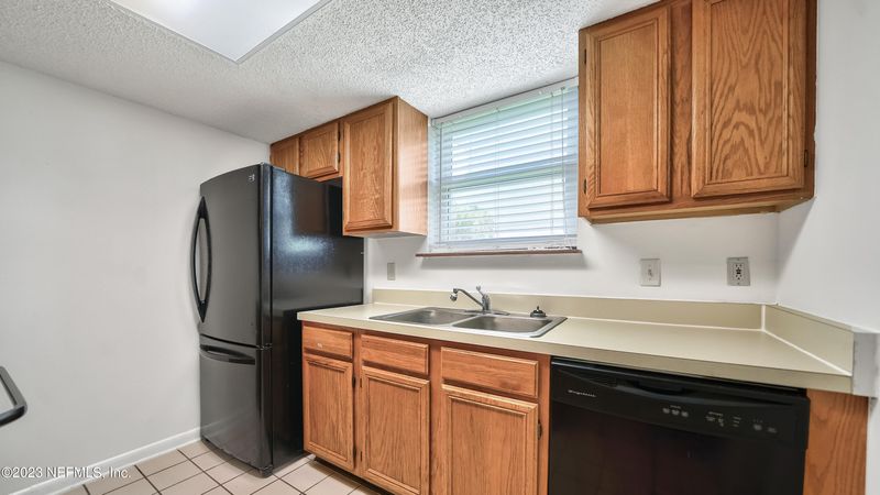 8753 Whispering Pines Dr, Jacksonville, FL 32244
