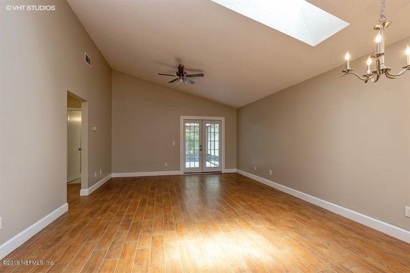 8765 Pinevalley Ln, Jacksonville, FL 32244
