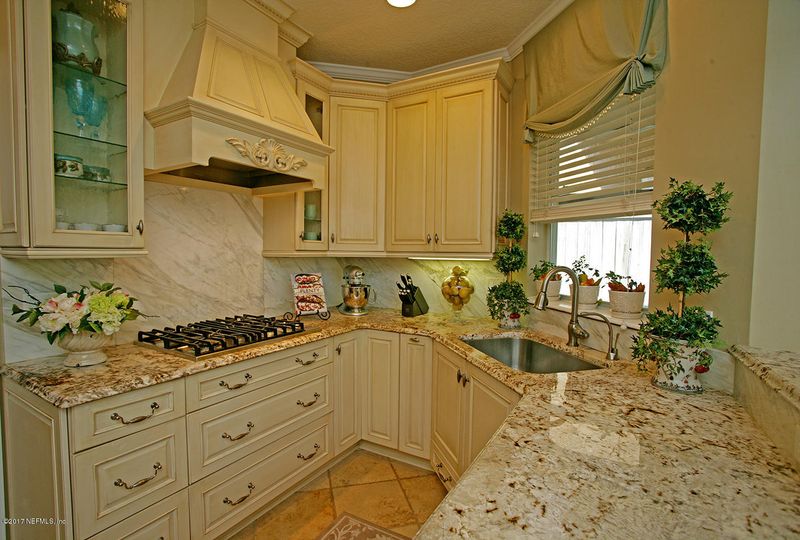88 Nicole Ln, Atlantic Beach, FL 32233