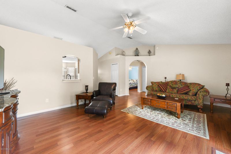 8947 Castle Rock Dr, Jacksonville, FL 32221